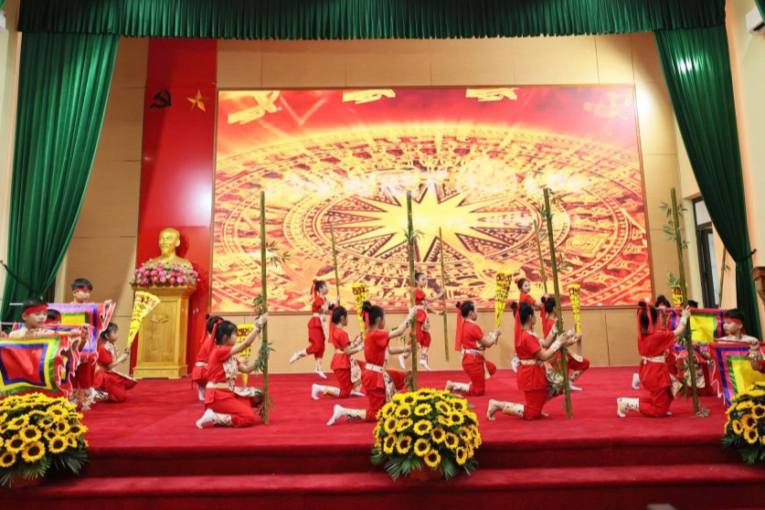 Một tiết mục ca nhạc của học sinh tTrường Tiểu học Tốt động tại chương trình