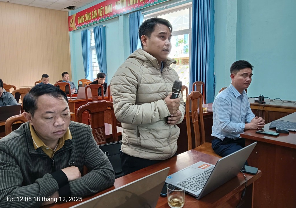 Nhiều cán bộ, công chức, viên chức đã chia sẻ những tình huống thực tế trong quá trình triển khai, các vấn đề liên quan đến khai thác công cụ số AI 