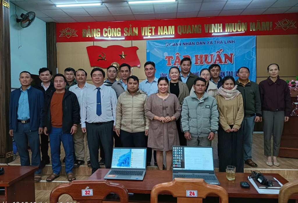 Các giảng viên, lãnh đạo, cán bộ, công chức, viên chức xã Trà Linh tham gia lớp tập huấn chụp hình lưu niệm 