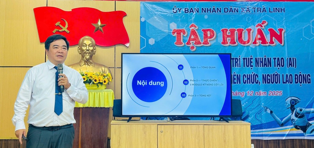 Th.S Lê Vũ, Giám đốc Trung tâm Học liệu và Truyền thông, trường Đại học Sư phạm Kỹ thuật Đà Nẵng báo cáo viên chính