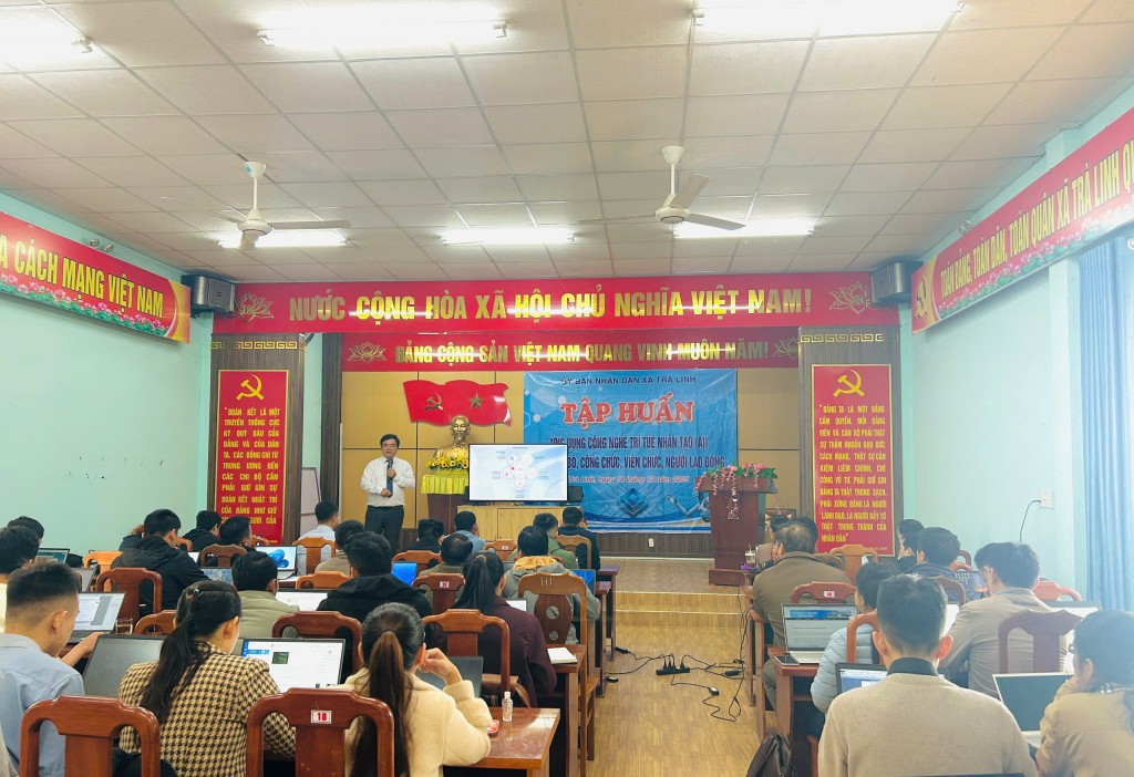 Tập huấn chuyên đề “Ứng dụng trí tuệ nhân tạo (AI) để hỗ trợ cán bộ, công chức, viên chức” tại xã Trà Linh (TP Đà Nẵng)