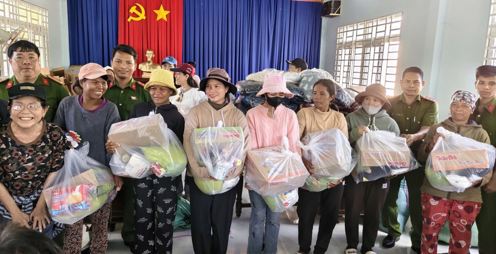 Công an tỉnh Khánh Hòa trao hỗ trợ cho bà con Nhân dân thiệt hại do mưa lũ 