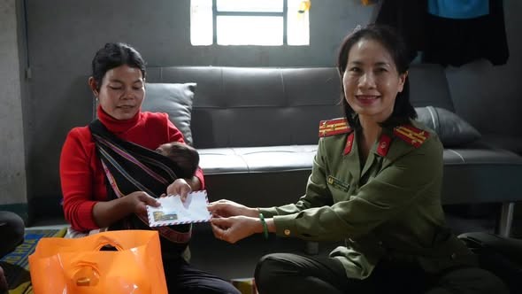 Thượng tá Nguyễn Thị Thanh Minh - Phó trưởng phòng Công tác chính trị trao tặng 5 triệu đồng cho vợ ông Phạm Văn Roi (xã Ba Xa) Thượng tá Nguyễn Thị Thanh Minh - Phó trưởng phòng Công tác chính trị trao tặng 5 triệu đồng cho vợ ông Phạm Văn Roi (xã Ba Xa)