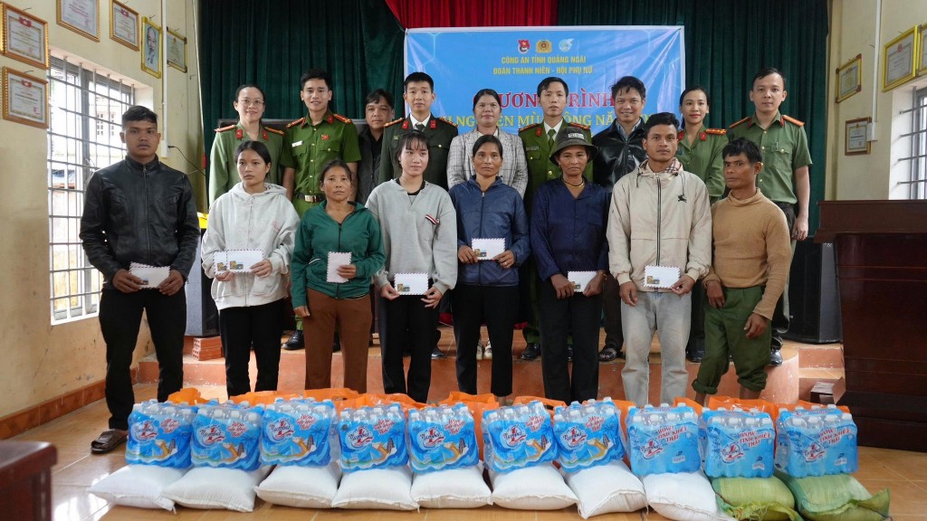 Ban Thanh Niên - Ban Phụ nữ trao quà cho các hộ gia đình có hoàn cảnh khó khăn Ban Thanh Niên - Ban Phụ nữ trao quà cho các hộ gia đình có hoàn cảnh khó khăn