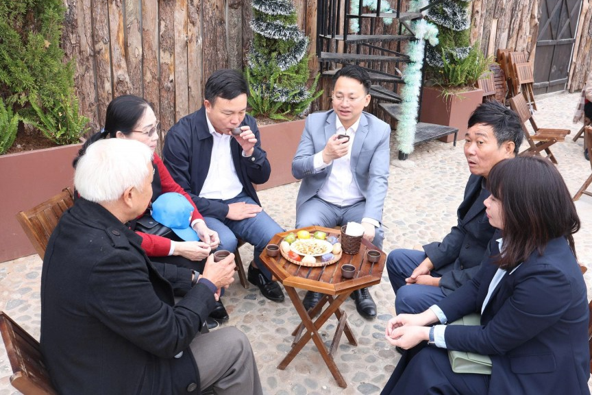 Các đại biểu cùng thưởng thức trà bưởi