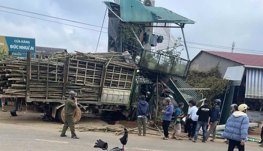 Hiện trường vụ tai nạn, xe tải chở gỗ keo tràm va chạm với xe máy rồi lao vào nhà dân ở Quảng Trị (Ảnh: CA) Hiện trường vụ tai nạn, xe tải chở gỗ keo tràm va chạm với xe máy rồi lao vào nhà dân ở Quảng Trị (Ảnh: CA)