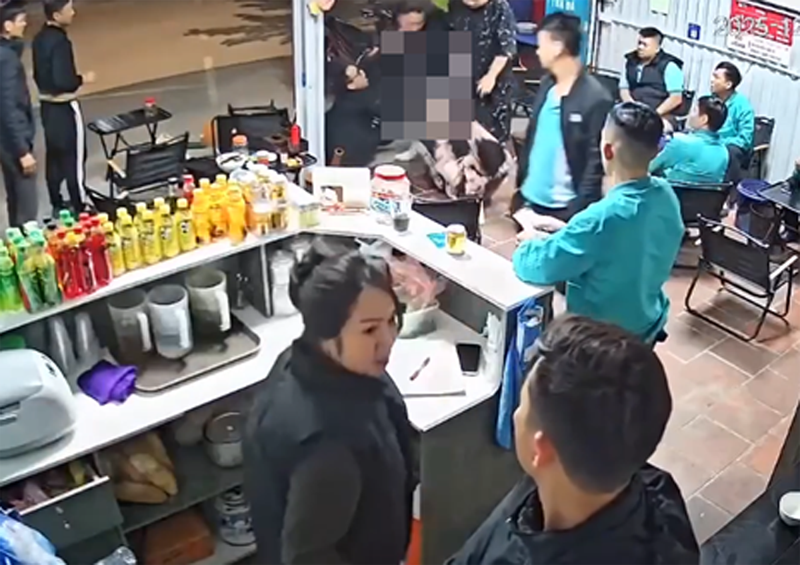 Camera ghi lại toàn bộ sự việc nam thanh niên bị một đối tượng tóm giữ không cho bỏ chạy, sau đối đối tượng côn đồ dùng hung khí đâm dã man nạn nhân Camera ghi lại toàn bộ sự việc nam thanh niên bị một đối tượng tóm giữ không cho bỏ chạy, sau đối đối tượng côn đồ dùng hung khí đâm dã man nạn nhân