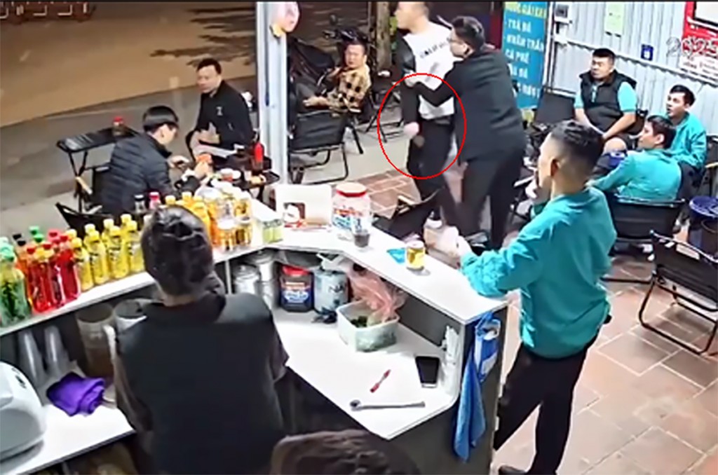 Dù đã có người can ngăn nhưng đối tượng vẫn cầm hung khí tấn công nam thanh niên Dù đã có người can ngăn nhưng đối tượng vẫn cầm hung khí tấn công nam thanh niên