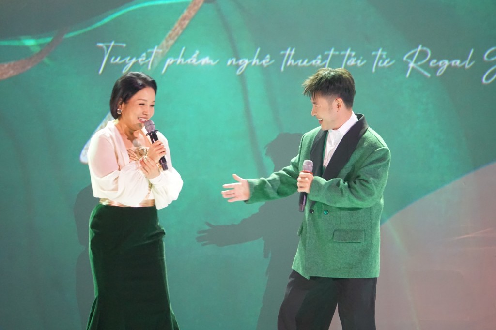 Mỹ Linh cho biết cô rất vui vì 'tuổi này' vẫn thường được song ca cùng các nam ca sĩ trẻ