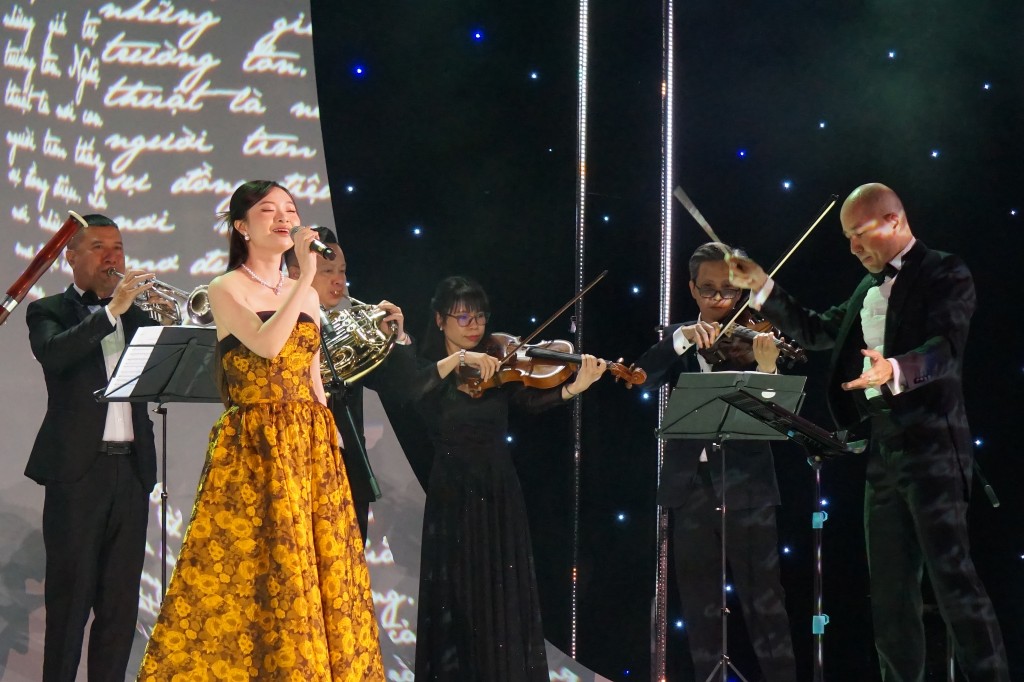 Nhạc trưởng Đồng Quang Vinh chỉ huy dàn nhạc giao hưởng Sức sống mới biểu diễn O sole mio