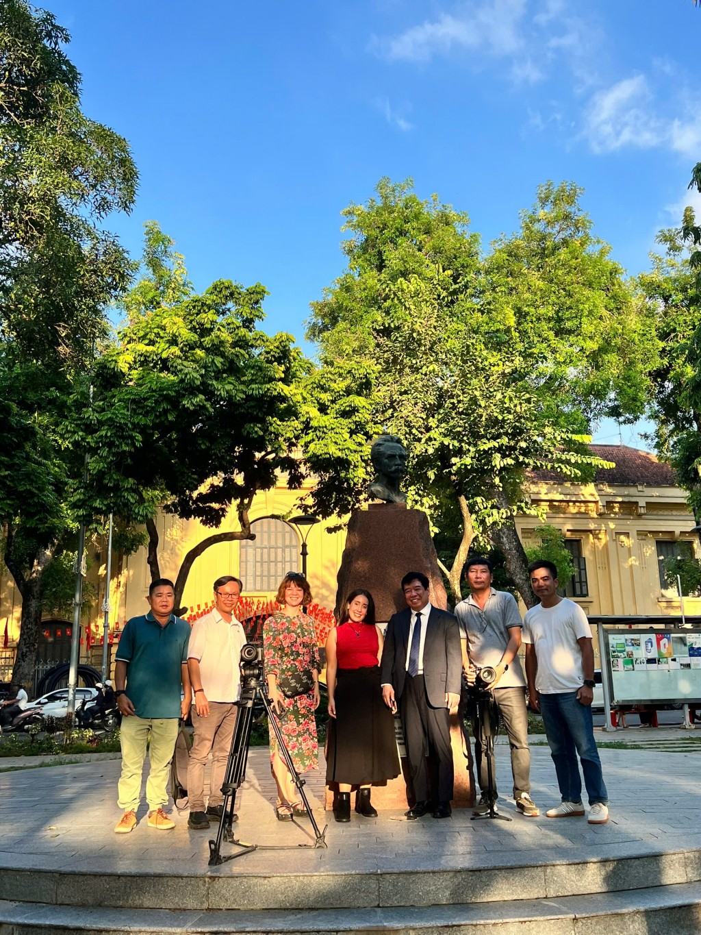 Đoàn làm phim tác nghiệp tại Hà Nội. (Ảnh: Đài Truyền hình Việt Nam cung cấp)