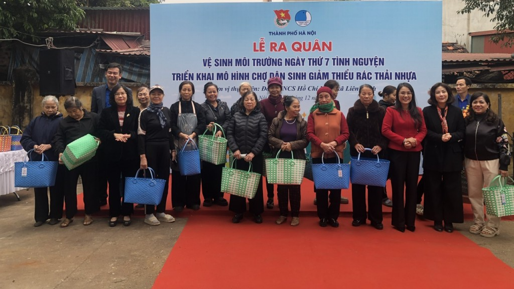 Ban tổ chức trao tặng làn đi chợ đến người dân 