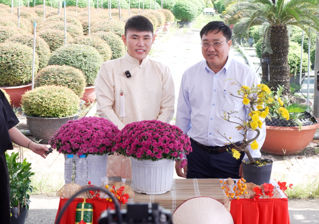 Ông Đặng Văn Tuấn - Phó Giám đốc Sở Công thương tỉnh Đồng Tháp góp mặt tại phiên livestream của nhà sáng tạo nội dung và cũng là một người con của Đồng Tháp - Thiện Nhân.