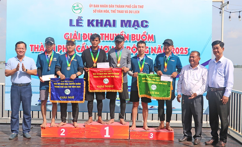 Ban Tổ chức trao giải cho các đôi vận động viên đạt hạng Nhất, Nhì, Ba.