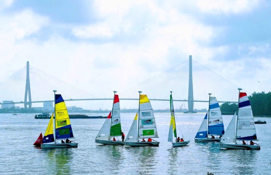 Giải đua thuyền buồm TP Cần Thơ mở rộng giúp lan tỏa vẻ đẹp sông nước miền Tây. Ảnh: Phong Linh.