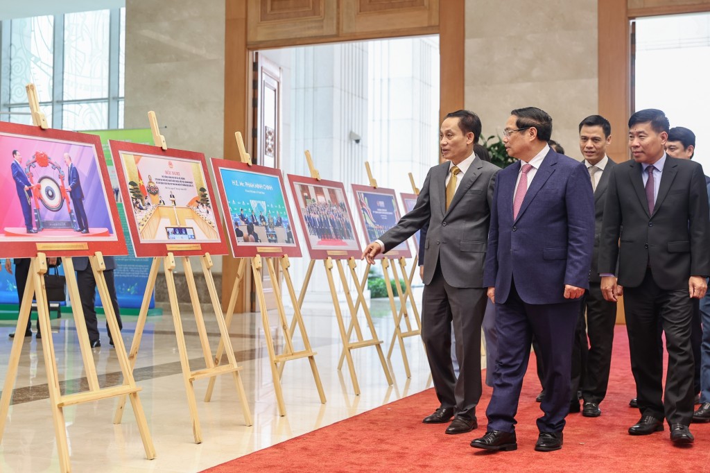 Thủ tướng Chính phủ Phạm Minh Chính tham quan triển lãm ảnh về thành tựu của ngành Ngoại giao - Ảnh: VGP/Nhật Bắc