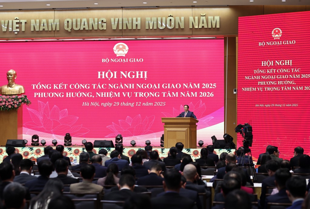 Thủ tướng thẳng thắn nhìn nhận, ngành Ngoại giao còn một số tồn tại, hạn chế và nhấn mạnh 3 bài học quan trọng - Ảnh: VGP/Nhật Bắc