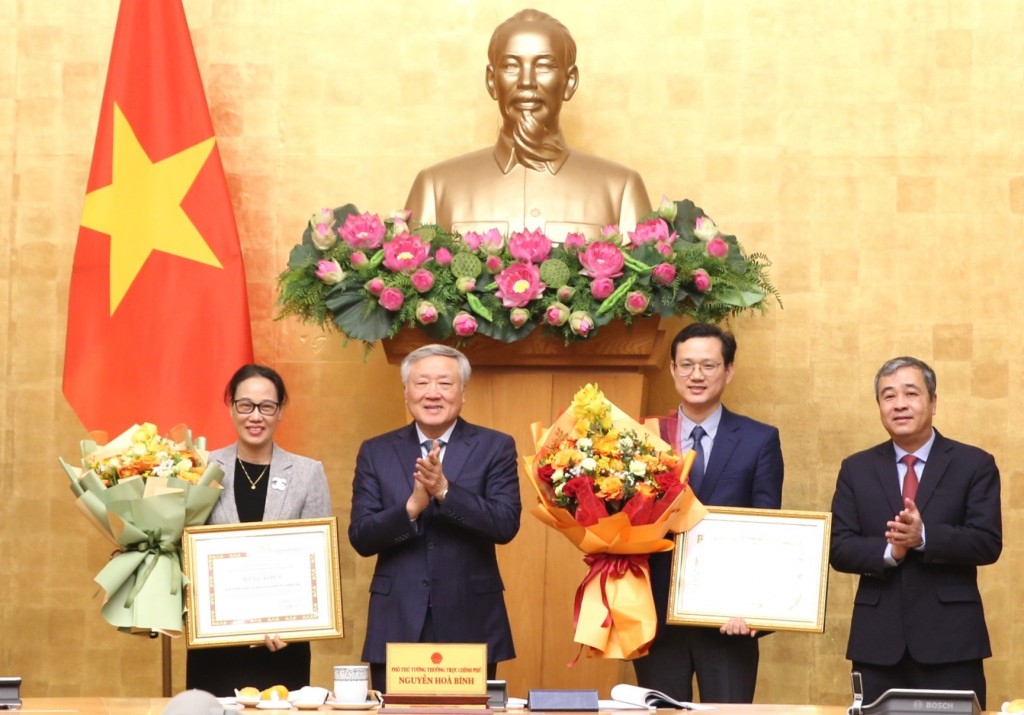 Phó Thủ tướng Thường trực Nguyễn Hòa Bình và Phó Trưởng ban Tuyên giáo và Dân vận Trung ương Ngô Đông Hải trao Bằng khen của Ban Tuyên giáo và Dân vận Trung ương cho tập thể và cá nhân thuộc Ban Tuyên giáo và Dân vận Chính phủ có thành tích xuất sắc - Ảnh: VGP/Nguyễn Hoàng Phó Thủ tướng Thường trực Nguyễn Hòa Bình và Phó Trưởng ban Tuyên giáo và Dân vận Trung ương Ngô Đông Hải trao Bằng khen của Ban Tuyên giáo và Dân vận Trung ương cho tập thể và cá nhân thuộc Ban Tuyên giáo và Dân vận Chính phủ có thành tích xuất sắc - Ảnh: VGP/Nguyễn Hoàng
