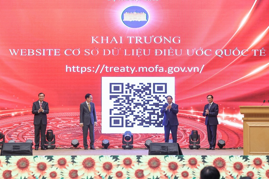 Thủ tướng Chính phủ Phạm Minh Chính, Phó Thủ tướng Chính phủ Bùi Thanh Sơn và đại diện lãnh đạo các bộ, ngành thực hiện nghi thức khai trương Cơ sở dữ liệu về Điều ước quốc tế do Bộ Ngoại giao xây dựng, quản lý - Ảnh: VGP/Nhật Bắc