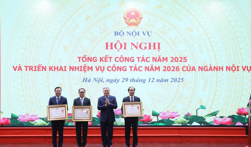 Phó Thủ tướng Thường trực Chính phủ Nguyễn Hòa Bình trao Huân chương Lao động hạng Nhất, Nhì cho các cá nhân - Ảnh: VGP/Đình Hải