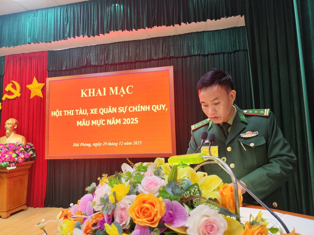 Đồng chí Thượng tá Đoàn Đắc Khải, Phó Hải đoàn trưởng kiêm Tham mưu trưởng, Trưởng ban Tổ chức Hội thi Tàu, xe Quân sự chính quy phát biểu khai mạc