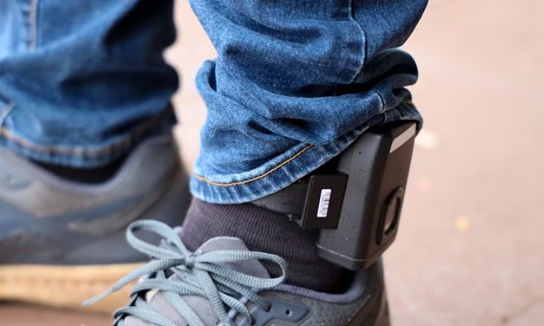 Nghị định số 333/2025/NĐ-CP quy định cụ thể về việc áp dụng biện pháp giám sát điện tử đối với người chưa thành niên phạm tội.