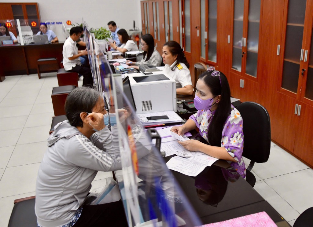 Người dân làm thủ tục hành chính tại Trung tâm Hành chính công phường Xóm Chiếu