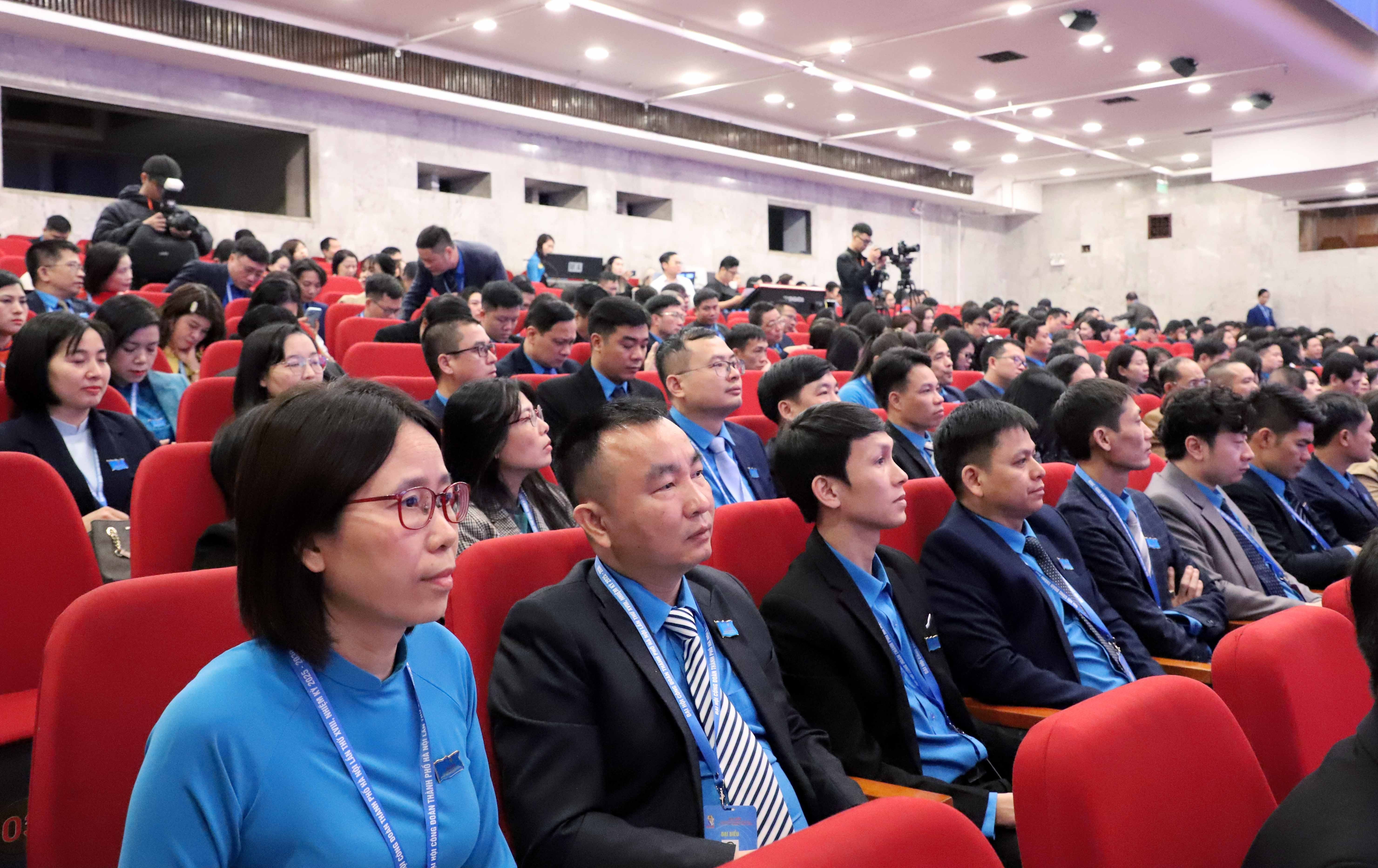 Xây dựng tổ chức Công đoàn Thủ đô vững mạnh toàn diện, hiện đại Xây dựng tổ chức Công đoàn Thủ đô vững mạnh toàn diện, hiện đại