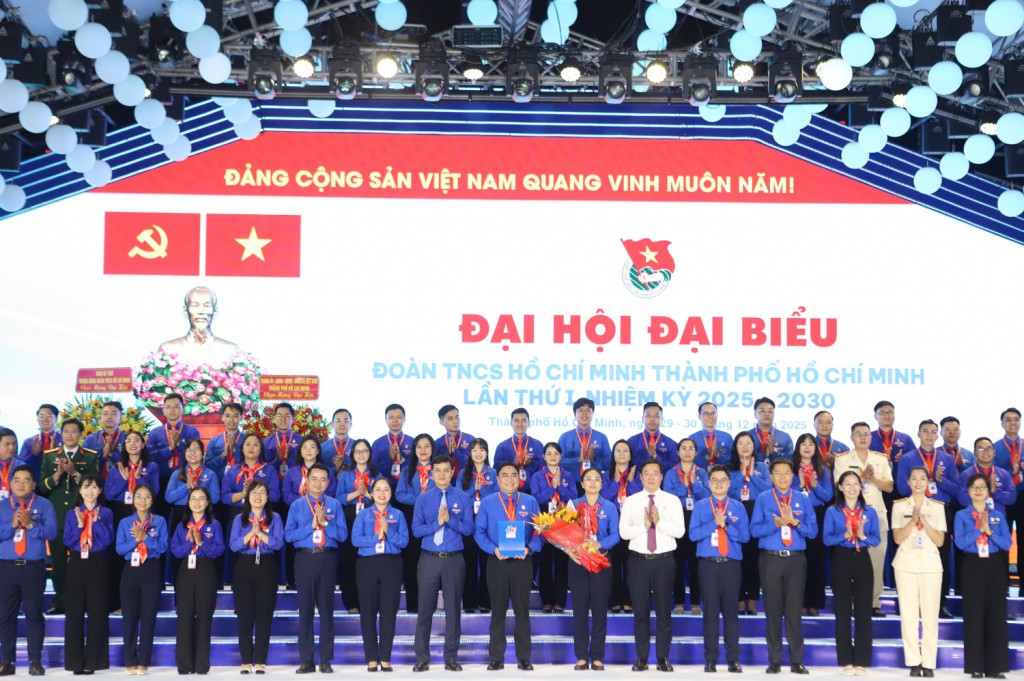 Anh Bùi Quang Huy - Ủy viên dự khuyết Trung ương Đảng, Bí thư thứ nhất Trung ương Đoàn cùng ông Lê Quốc Phong - Ủy viên Trung ương Đảng, Phó Bí thư Thường trực Thành ủy TPHCM, trao quyết định và hoa chúc mừng Ban Chấp hành Thành Đoàn và tập thể Thường trực Thành Đoàn khóa I, nhiệm kỳ 2025-2030