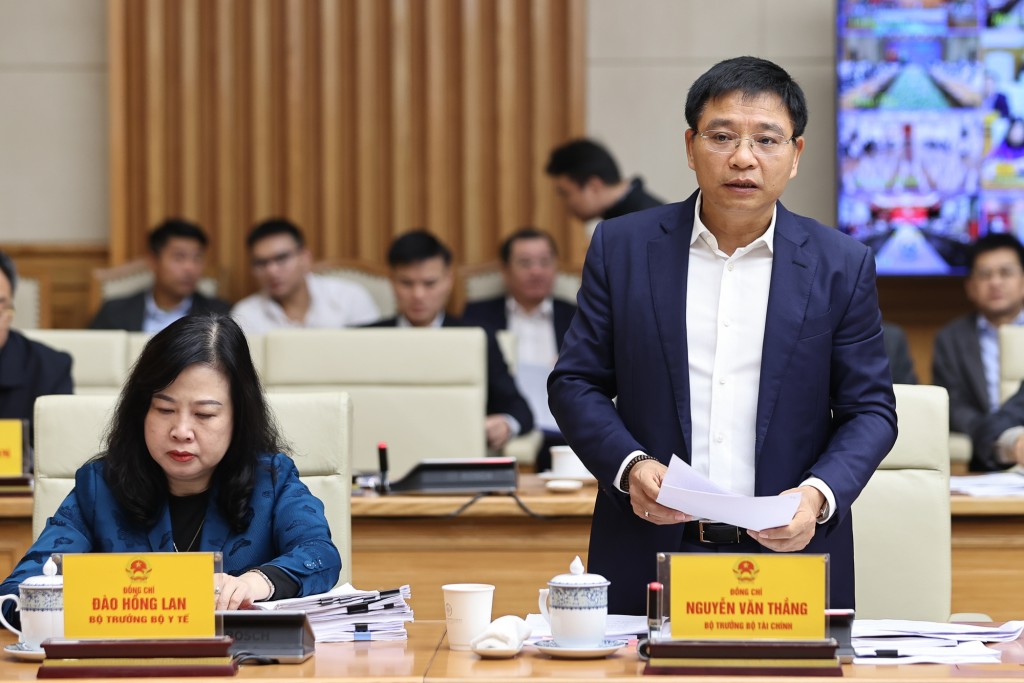 Bộ trưởng Bộ Tài chính Nguyễn Văn Thắng báo cáo - Ảnh: VGP/Nhật Bắc