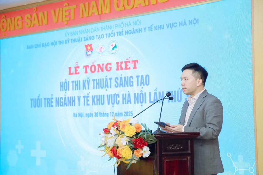 PGS.TS Đỗ Đình Tùng- Bí thư Đảng uỷ, Giám đốc Bv Đa khoa Đức Giang phát biểu tại Lễ tổng kết Khơi dậy sức trẻ, lan tỏa tinh thần đổi mới sáng tạo