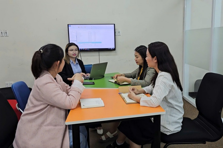 Tiến sĩ (TS) Trần Lê Phước Mai Hoàng trao đổi cùng đồng nghiệp 