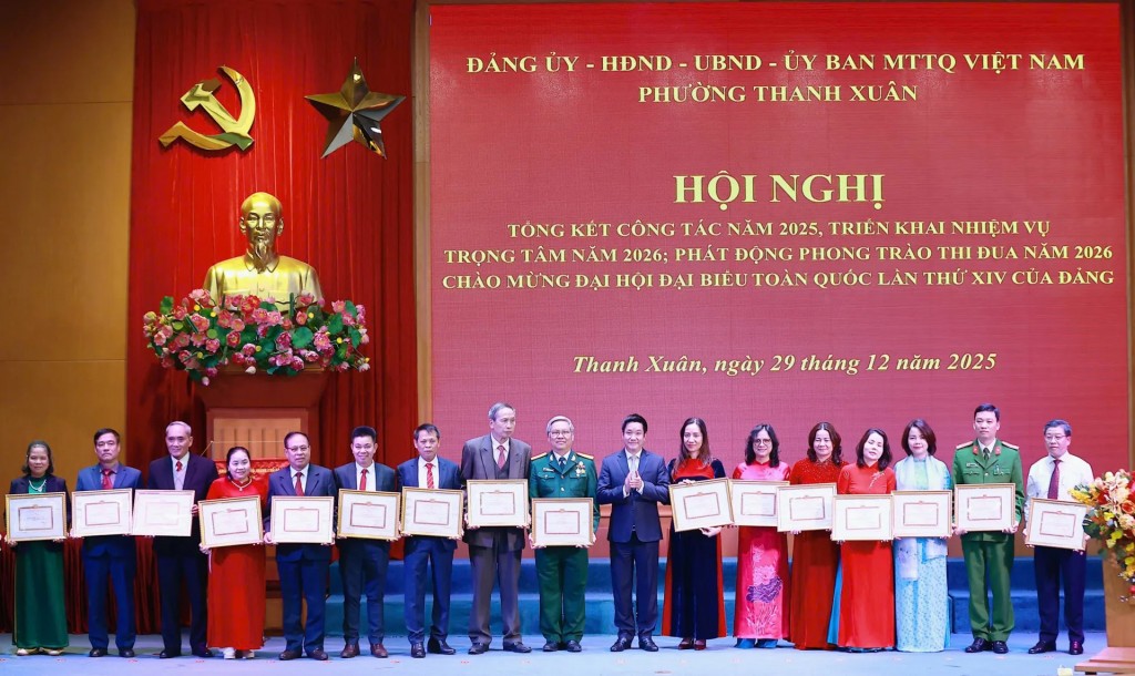 Bí thư Đảng ủy, Chủ tịch HĐND phường Thanh Xuân Nguyễn Huy Cường trao khen thưởng cho các tập thể, cá nhân có thành tích xuất sắc năm 2025