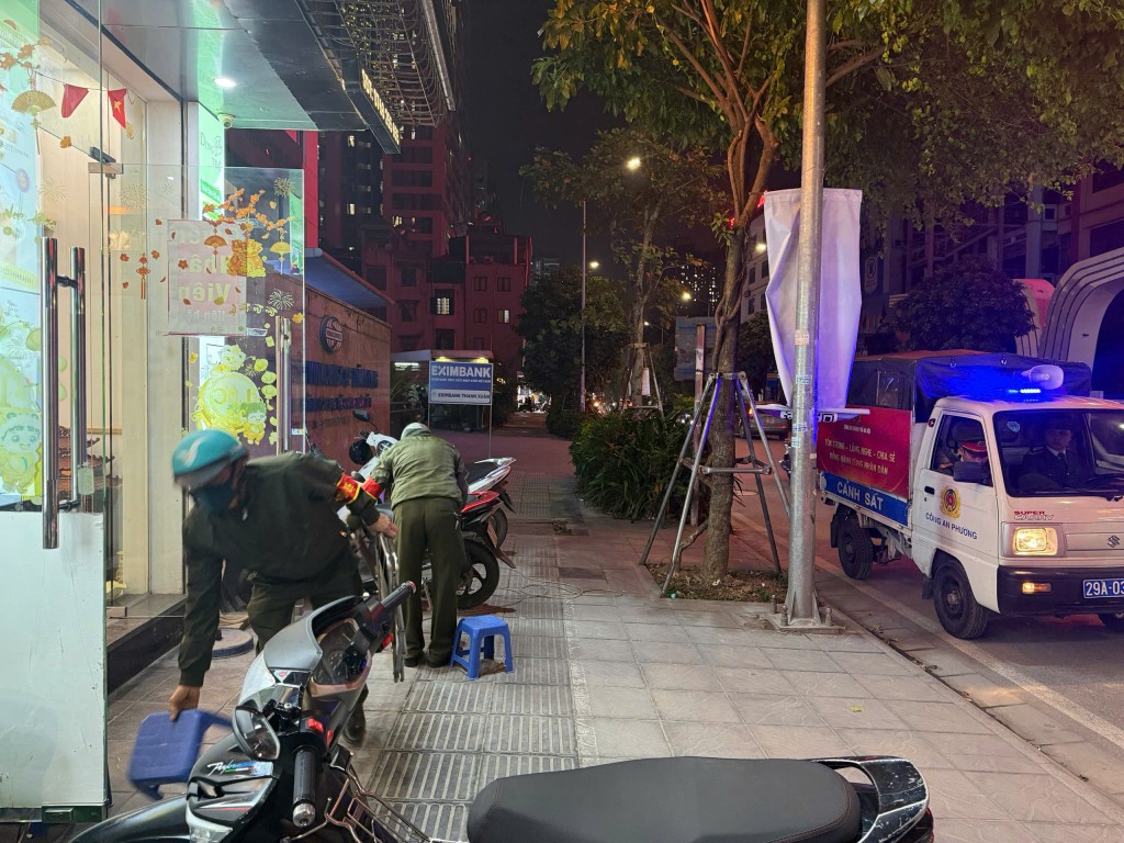 Lực lượng chức năng phường Thanh Xuân quyết liệt xử lý vi phạm trật tự đô thị, lấn chiếm vỉa hè