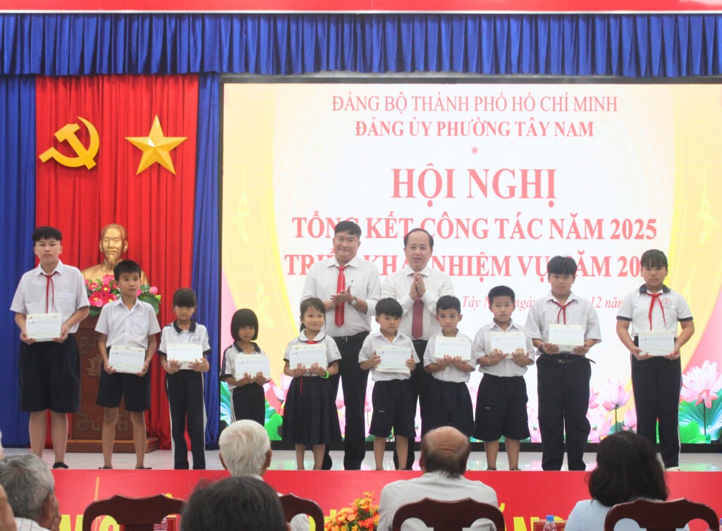 Xây dựng Đảng vững mạnh, tạo nền tảng để phát triển bền vững Xây dựng Đảng vững mạnh, tạo nền tảng để phát triển bền vững