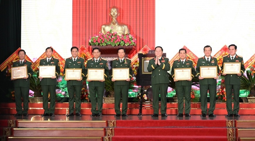 Đại tướng Nguyễn Trọng Nghĩa trao Bằng khen của Bộ trưởng Bộ Quốc phòng tặng lãnh đạo Quân khu 9.