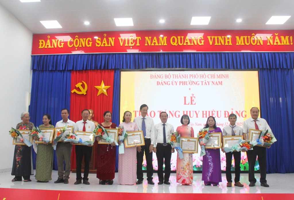 Xây dựng Đảng vững mạnh, tạo nền tảng để phát triển bền vững Xây dựng Đảng vững mạnh, tạo nền tảng để phát triển bền vững