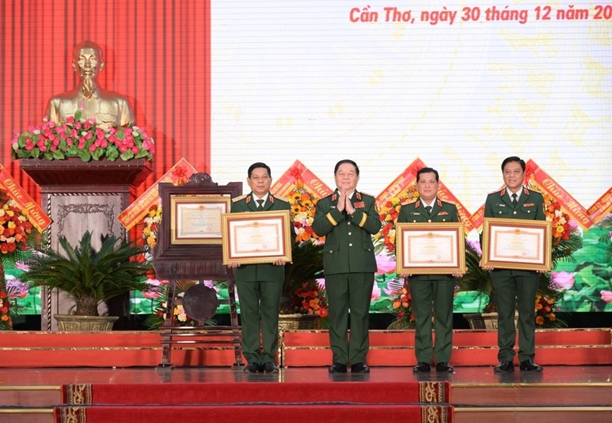 Đại tướng Nguyễn Trọng Nghĩa trao Bằng khen của Thủ tướng Chính phủ tặng lãnh đạo Quân khu 9. 