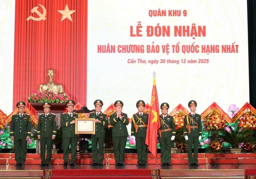 Đại tướng Nguyễn Trọng Nghĩa, Ủy viên Bộ Chính trị, Bí thư Trung ương Đảng, Ủy viên Thường vụ Quân ủy Trung ương, Chủ nhiệm Tổng cục Chính trị trao bằng Huân chương Bảo vệ Tổ quốc hạng Nhất tặng LLVT Quân khu 9. 