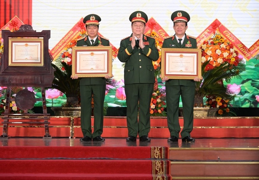 Đại tướng Nguyễn Trọng Nghĩa trao Huân chương Bảo vệ Tổ quốc hạng Ba tặng lãnh đạo Quân khu 9. 