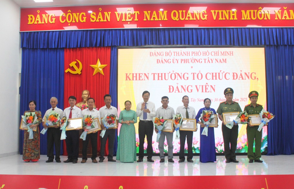 Xây dựng Đảng vững mạnh, tạo nền tảng để phát triển bền vững Xây dựng Đảng vững mạnh, tạo nền tảng để phát triển bền vững