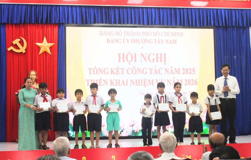 Xây dựng Đảng vững mạnh, tạo nền tảng để phát triển bền vững Xây dựng Đảng vững mạnh, tạo nền tảng để phát triển bền vững