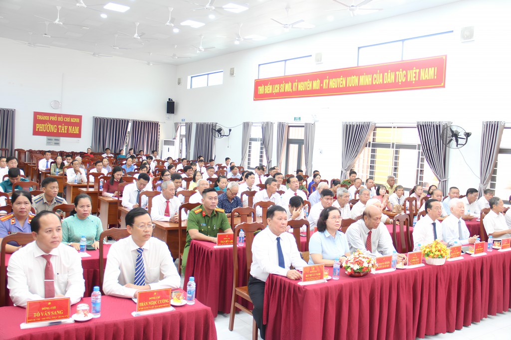 Tham dự hội nghị có Đồng chí Nguyễn Minh Triết, Nguyên Uỷ viên Bộ Chính trị, nguyên Chủ tịch nước; đồng chí Phạm Văn Trọng, Anh hùng lực lượng vũ trang Nhân dân, Thầy thuốc Nhân dân; đồng chí Bùi Minh Thạnh, Thành ủy viên, Phó Chủ tịch UBND TP Hồ Chí Minh; đồng chí Trần Minh Xuân, Phó trưởng ban Nội chính Thành ủy; Thượng tá Hoàng Việt Anh, Phó chính ủy, Ban chỉ huy phòng thủ khu vực 2; đồng chí Lê Thị Gấm, Phó Viện trưởng VKS khu vực 18; các đồng chí nguyên lãnh đạo TP Bến Cát, huyện Bàu Bàng, Dầu Tiếng, Tân Uyên qua các thời kỳ Tham dự hội nghị có Đồng chí Nguyễn Minh Triết, Nguyên Uỷ viên Bộ Chính trị, nguyên Chủ tịch nước; đồng chí Phạm Văn Trọng, Anh hùng lực lượng vũ trang Nhân dân, Thầy thuốc Nhân dân; đồng chí Bùi Minh Thạnh, Thành ủy viên, Phó Chủ tịch UBND TP Hồ Chí Minh; đồng chí Trần Minh Xuân, Phó trưởng ban Nội chính Thành ủy; Thượng tá Hoàng Việt Anh, Phó chính ủy, Ban chỉ huy phòng thủ khu vực 2; đồng chí Lê Thị Gấm, Phó Viện trưởng VKS khu vực 18; các đồng chí nguyên lãnh đạo TP Bến Cát, huyện Bàu Bàng, Dầu Tiếng, Tân Uyên qua các thời kỳ