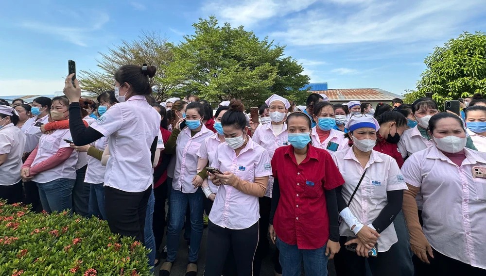 Sáng 29-12, công nhân của Panko Vina đã ngừng việc để đòi quyền lợi, nhưng sau khi được vận động đã quay lại làm việc. Ảnh: LT Sáng 29-12, công nhân của Panko Vina đã ngừng việc để đòi quyền lợi, nhưng sau khi được vận động đã quay lại làm việc. Ảnh: LT