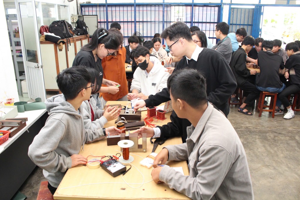 Học sinh THCS, THPT ở độ tuổi thích khám phá và dễ dàng tiếp nhận các ý tưởng mới, thuận lợi cho việc giới thiệu và đào sâu về STEM Học sinh THCS, THPT ở độ tuổi thích khám phá và dễ dàng tiếp nhận các ý tưởng mới, thuận lợi cho việc giới thiệu và đào sâu về STEM