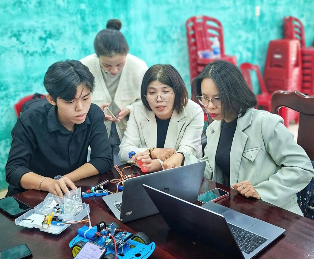 Giáo dục STEM phát huy được năng lực tự chủ, tự học, giao tiếp, hợp tác, giải quyết vấn đề và sáng tạo của học sinh Giáo dục STEM phát huy được năng lực tự chủ, tự học, giao tiếp, hợp tác, giải quyết vấn đề và sáng tạo của học sinh