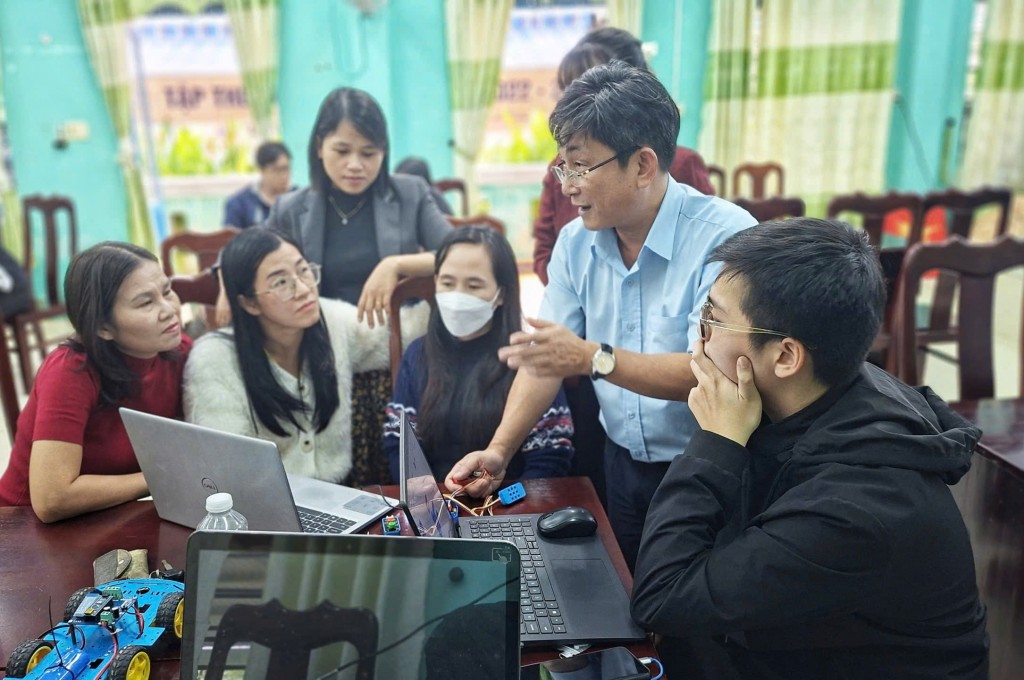 Giảng viên trường Đại học Sư phạm Kỹ thuật Đà Nẵng tập huấn về nâng cao năng lực giáo viên về giáo dục STEM tại trường THPT Nguyễn Khuyến Giảng viên trường Đại học Sư phạm Kỹ thuật Đà Nẵng tập huấn về nâng cao năng lực giáo viên về giáo dục STEM tại trường THPT Nguyễn Khuyến