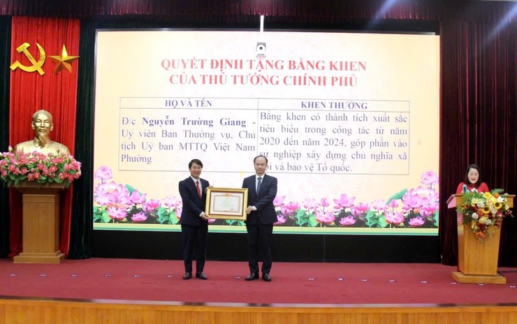 Trao tặng Bằng khen của Thủ tướng Chính phủ cho đồng chí Nguyễn Trường Giang – Chủ tịch Ủy ban MTTQ phường