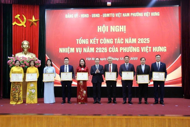 Khen thưởng 04 tập thể và 02 cá nhân hoàn thành xuất sắc nhiệm vụ năm 2025