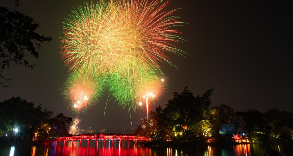 Trận địa pháo hoa đón Tết Nguyên đán bên Hồ Gươm